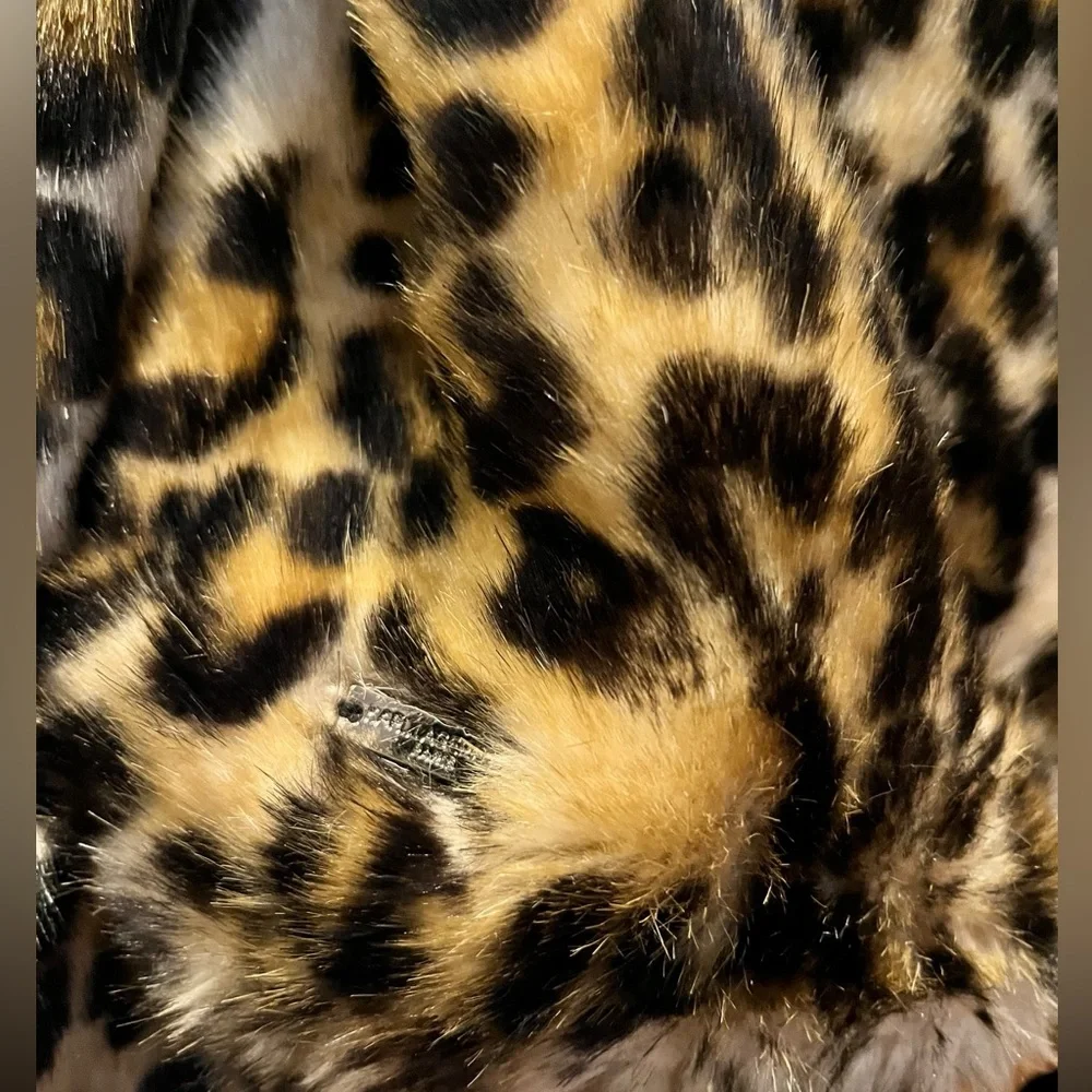 EUC Karl Lagerfeld Paris faux Fur leopard print pull thru wrap neck scarf - Picture 3 of 5